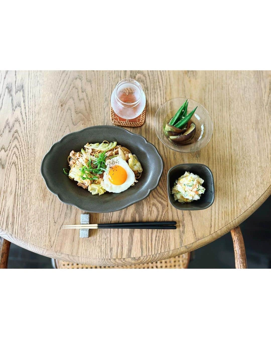 高山直子さんのインスタグラム写真 - (高山直子Instagram)「日曜日の簡単ランチ🥢 ⚫︎焼きそば ⚫︎ナスとオクラの焼き浸し ⚫︎ポテサラ 焼きそばはZENB麺で。最近は普通の小麦の麺より好き🫘 娘が珍しく風邪気味なので今日はお家でゆっくり。お昼作ってたら寝てました👧🏻💤 全員寝てて超静かで平和な昼下がり🐶🐶👧🏻笑  #喫茶なおコロ」5月21日 13時17分 - nao_70koro