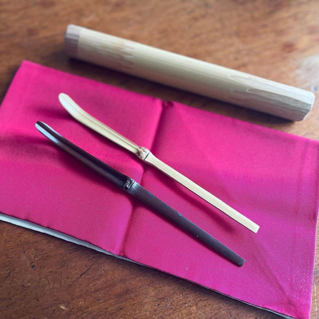 azumiのインスタグラム：「先日、私の茶道の師匠が企画してくださり、社中のみんなで菱田賢治 @kenji.hishida 先生の茶杓ワークショップへ 小学生の頃好きな科目は図工だったので、超絶楽しみにしていました  3時間でふたつ 節の形が特徴的な樋入りの白竹と爆竹  竹は『竹を割ったような性格』と言うように、スパンと削れてしまうので一本目は恐る恐る…めっちゃドキドキしながらでしたが、ニ本目は、慣れてガンガン削り若干失敗しながらも楽しい時間でした  茶杓は『銘』といって季語や禅語の名をつけるのですが、うーむどうしよう 決めたらストーリーにあげます笑  #茶道 #裏千家 #azumicha #茶杓 #茶杓づくり ##茶杓の銘 #茶の湯 #日本茶アドバイザー」