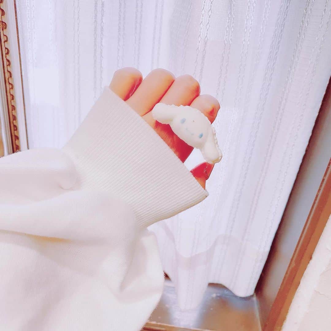 伊藤芽衣のインスタグラム：「まだまだ 天王寺MIOさんでの ⁡ Kawaii☆Festaの お写真アップしています！ ⁡ 最終日の シナモンくん来店の日は ⁡ めいちも カワスタの シナモロールコラボ作品♡ @kawaii__stars  @lafeecuiller0  リングを着用しました！ ⁡ このぷっくり感が 最高にかわいい♡ ⁡ シナモンくんの お写真もたくさん 撮らせていただいたので 一緒にアップしておきます！ ⁡ そして、 帰り道は 天王寺MIOの LIZ LISAさんで お買い物しておいた ⁡ まっしろスニーカーで 帰宅しました♡ ⁡ #カワスタ #カワイイフェスタ #天王寺mio #天王寺ミオ #シナモロール #シナモロールコラボ #サンリオ #sanrio」