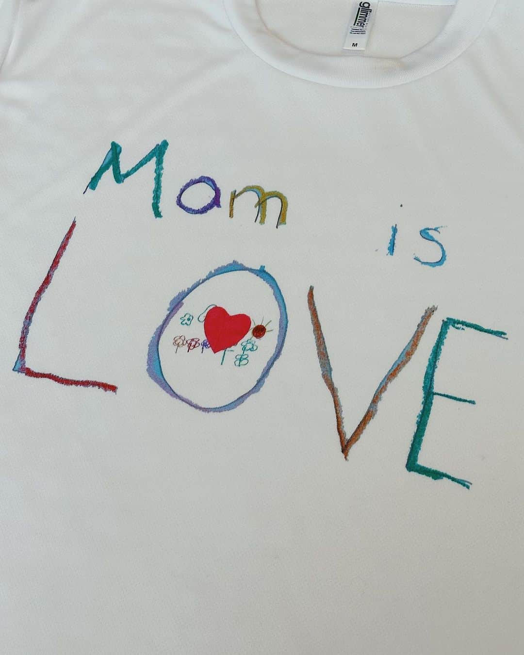 ソンイさんのインスタグラム写真 - (ソンイInstagram)「母の日の事🌹 パパと息子からのプレゼントに涙😢  息子が書いたメッセージをパパがTシャツにして 「部屋着にどう？😉」ってサプライズしてくれたんだけど、こんな宝物を部屋着にできないー！笑 汚したくない😮‍💨💕  お花は息子がひまわりを選んでくれたみたい🌻  最高のプレゼントをありがとう🥹❤️  毎日のように「ママは１番可愛い」 「ママっていっつも可愛いよね、だから大好き！」 とか言ってくれるんだもん、ほんとたまらないよね😭❣️  #母の日 #プレゼント #MothersDay #母の日プレゼント  #４歳男の子 #4歳2ヶ月 #男の子ママ」5月21日 13時21分 - sunwei1013