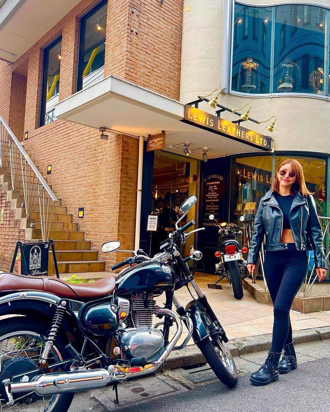 ほのかのインスタグラム：「🏍️🖤🖤  初めてライダースジャケットを オーダーメイドしたら🧵🪡 完成するのに１年もかかったよん😵‍💫 もう東京の気温は30度にもなるので、 なかなか袖を通す機会には恵まれませんが 冬の楽しみができたところだ💕☃️  このライダースは袖を少し長く、 着丈を少し短くしてもらったよん！ かっちょいいでしょ〜？❤️😉  #lewisleathers #leather #ライダース#レザージャケット #Kawasaki#エストレヤ #川崎#バイク#bike #rider#バイク女子  #ジム後のボサボサすっぴん」
