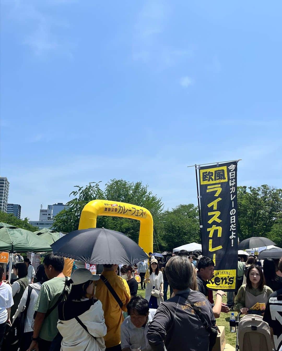 松隈ケンタさんのインスタグラム写真 - (松隈ケンタInstagram)「#舞鶴公園カレーフェス🍛  大好評販売中です！！！ カレーを買う時に「松隈さんファンです」と言ってくれた方はポップコーンサービスします🍿  #ガルディロックス お店も営業してますので #カレーフェス #CIRCLE23 帰りのみなさんは今泉で飲みましょう🍺  #guldilocks #スメカレ🍛」5月21日 13時28分 - kentamatsukuma