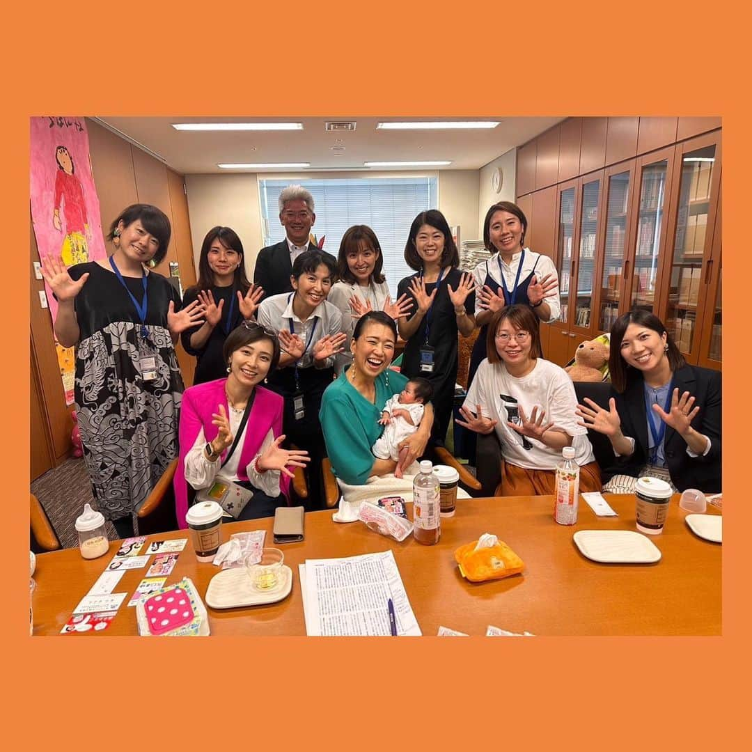 伊藤孝恵さんのインスタグラム写真 - (伊藤孝恵Instagram)「三次ゆりか江東区議会議員の呼びかけで、各地で子育てしながら踏ん張る女性議員らが議員会館を訪ねてくれました。先の統一選で選挙期間中に出産した佐藤こと北区議会議員もベビ連れで👼 歴史を軽やかに塗り替える彼女たち。 本当はバタ足の私たち。 党派を超えてこれからも共に。 ---------------------------- #子育て #踏ん張る #女性議員 #議員会館 #ベビ連れ #歴史を塗り替える #彼女たち #バタ足 #私たち #党派 #超える #共に #国民民主党 #参議院議員 #愛知県 #2児の母 #子育て #女の子ママ #伊藤孝恵 #伊藤たかえ」5月21日 13時28分 - itotakae