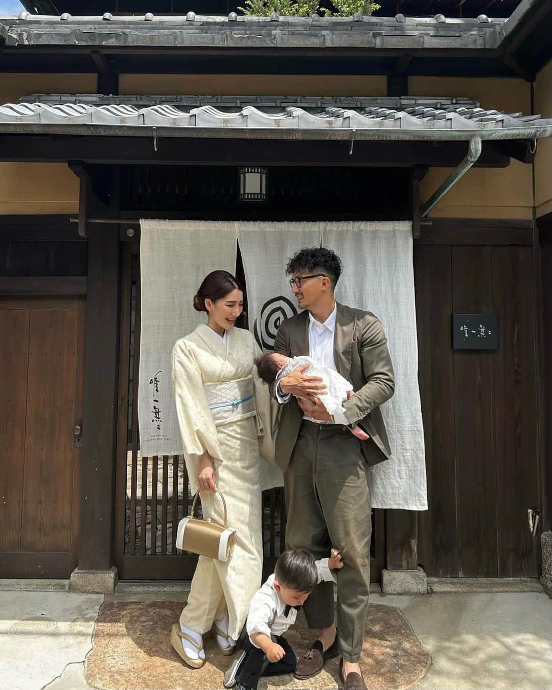 HARUEのインスタグラム：「娘のお宮参りで京都へ🕊️  着付けとヘアセットは @shosa_kyoto_official さんにお願いしました✨  上品なベージュの着物に、華やかなゴールドの草履とバッグで👝  着物も小物も素敵なデザインがたくさん揃ってて、色んな組み合わせで着てみたくなる🌼  お洒落なギャラリーで家族写真たくさん撮って頂きありがとうございました🤍  #お宮参り #京都 #着物レンタル」