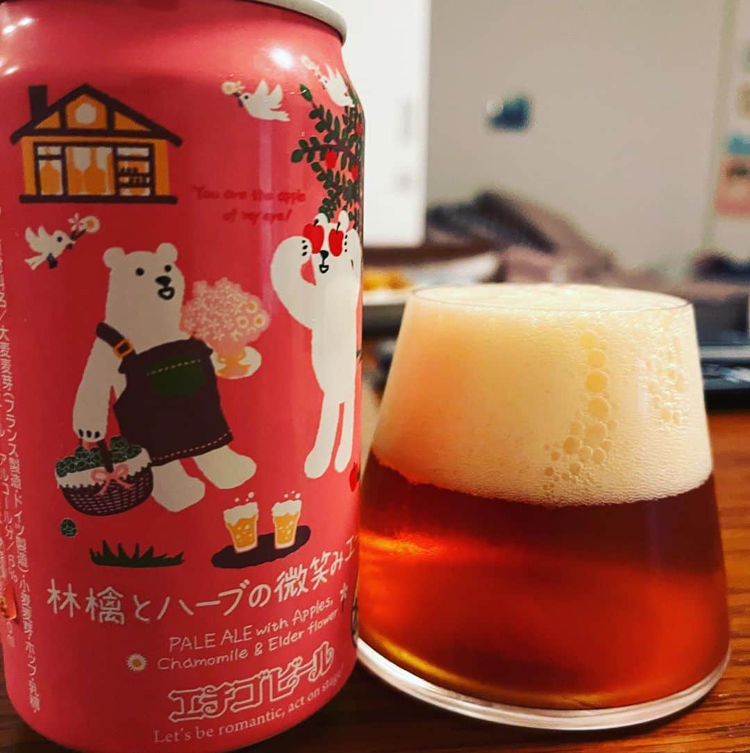 堀井亮佑のインスタグラム：「林檎とハーブの微笑みエール。もっと林檎林檎してるのかと思ったけど適度におさえてあり、ビアカクテルじゃなく、ちゃんとビールしてた。美味しい。 #beer #堀井ビールログ #エチゴビール」