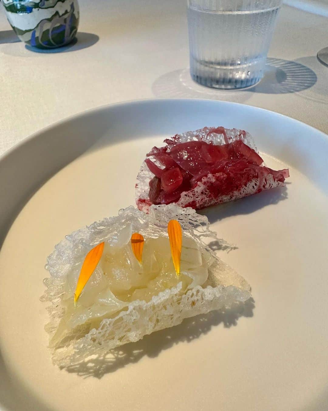 麻亜里さんのインスタグラム写真 - (麻亜里Instagram)「ヴィーガンコースがいただけるフレンチ  素晴らしく美味しかったです♡ メインディッシュのパイがサックサク🤤」5月21日 13時34分 - maari.0108