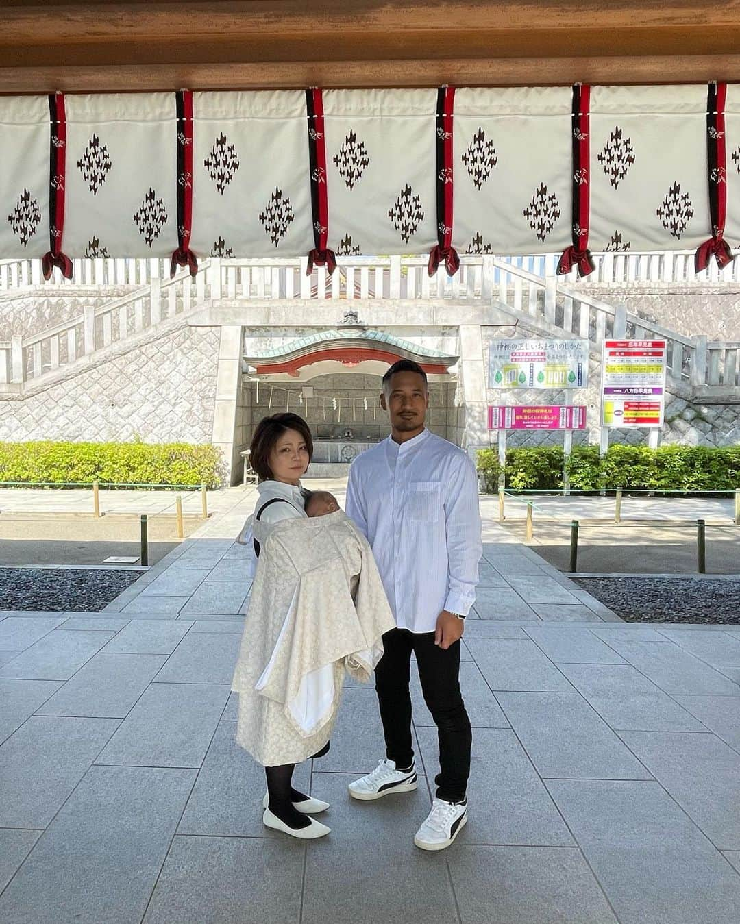 yumiさんのインスタグラム写真 - (yumiInstagram)「お宮参り&お食い初め⛩  私が七五三の時に来てたピンクのお着物 感慨深いですね 娘の良い記念になりました  着付けしてもらう時に もしかしてご夫婦でボディビルしてらっしゃいます？？ って聞かれて、 わたくし現在ダルダル体型だけど 筋トレしてるの分かってくれてちょっと嬉しかった👘w 胸元にタオル入れる必要なかったみたいで胸トレの恩恵を初めて受けました。 タオル無しは滅多にいないって言って下さってお世辞だと思うけどホンマかいな」5月21日 13時37分 - yumi1000002