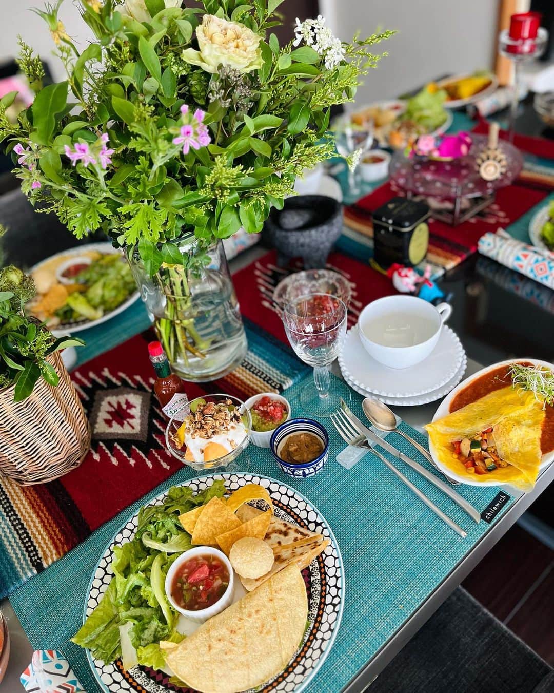 森田麻恵さんのインスタグラム写真 - (森田麻恵Instagram)「Sunday lunch🌮🌮🌮  って、私が作ったのは一番最後のやつでしてw  今月の料理教室はメキシコ料理を習いました。 @w.e._internationalcookingsalon   野菜やお豆たっぷりのスパイシーでピリッとあと引く辛さのタコスにオムレツ🌶️  チョコレートムースにもチリが効いてて、先生のメキシカンとっても美味しかった！  家のタコスは辛さ控えめに、ワカモーレをたっぷりつけて食べました。  ビバ！メヒコ🇲🇽  #料理教室　#wetoyosu」5月21日 13時38分 - morita_mae