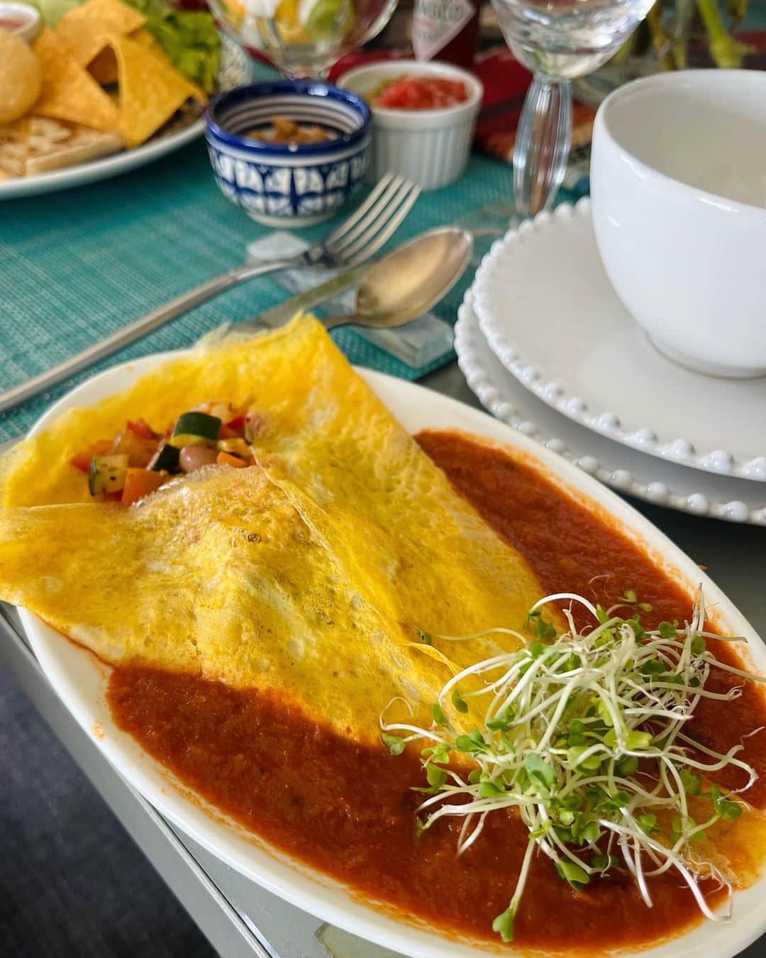 森田麻恵さんのインスタグラム写真 - (森田麻恵Instagram)「Sunday lunch🌮🌮🌮  って、私が作ったのは一番最後のやつでしてw  今月の料理教室はメキシコ料理を習いました。 @w.e._internationalcookingsalon   野菜やお豆たっぷりのスパイシーでピリッとあと引く辛さのタコスにオムレツ🌶️  チョコレートムースにもチリが効いてて、先生のメキシカンとっても美味しかった！  家のタコスは辛さ控えめに、ワカモーレをたっぷりつけて食べました。  ビバ！メヒコ🇲🇽  #料理教室　#wetoyosu」5月21日 13時38分 - morita_mae
