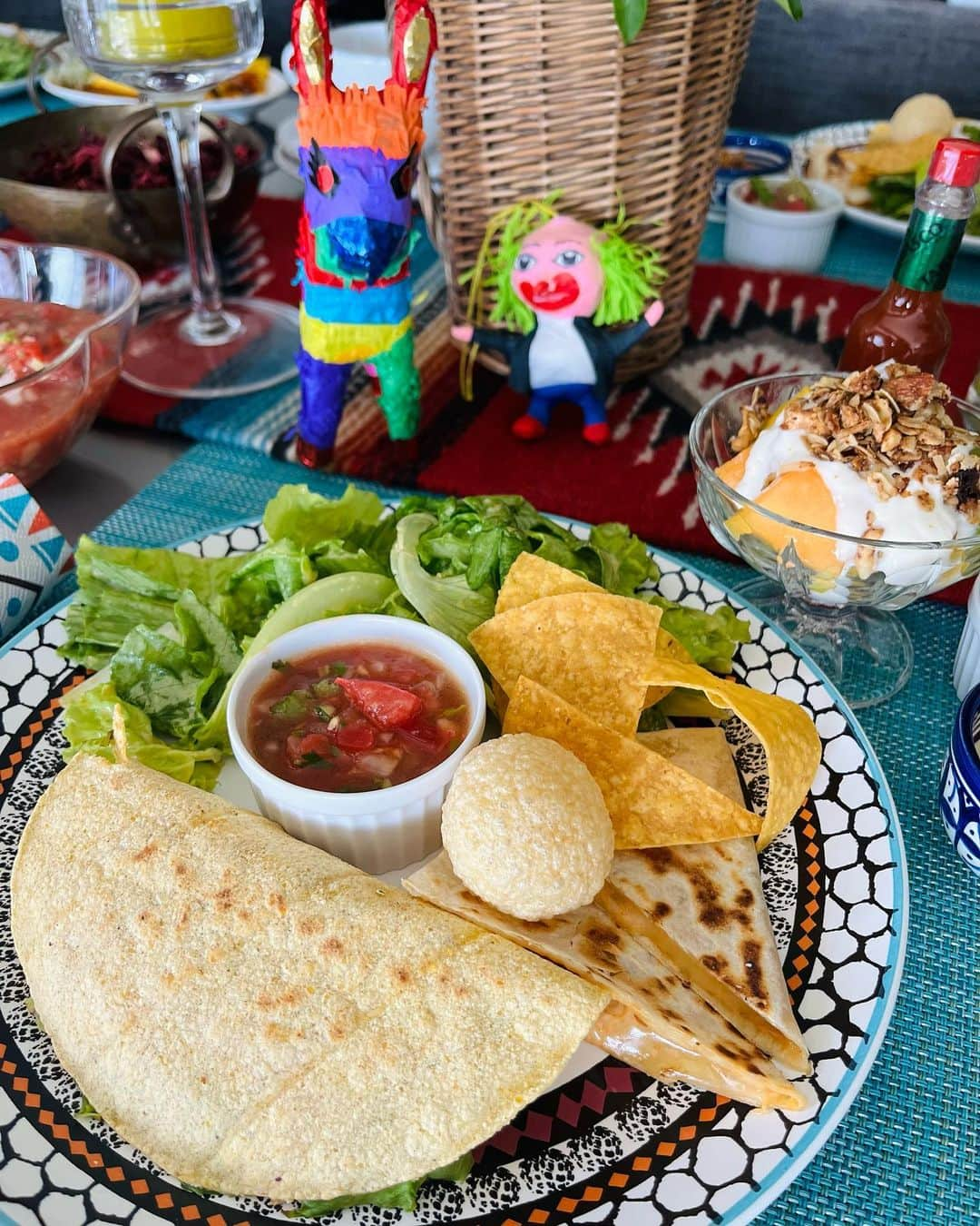 森田麻恵のインスタグラム：「Sunday lunch🌮🌮🌮  って、私が作ったのは一番最後のやつでしてw  今月の料理教室はメキシコ料理を習いました。 @w.e._internationalcookingsalon   野菜やお豆たっぷりのスパイシーでピリッとあと引く辛さのタコスにオムレツ🌶️  チョコレートムースにもチリが効いてて、先生のメキシカンとっても美味しかった！  家のタコスは辛さ控えめに、ワカモーレをたっぷりつけて食べました。  ビバ！メヒコ🇲🇽  #料理教室　#wetoyosu」