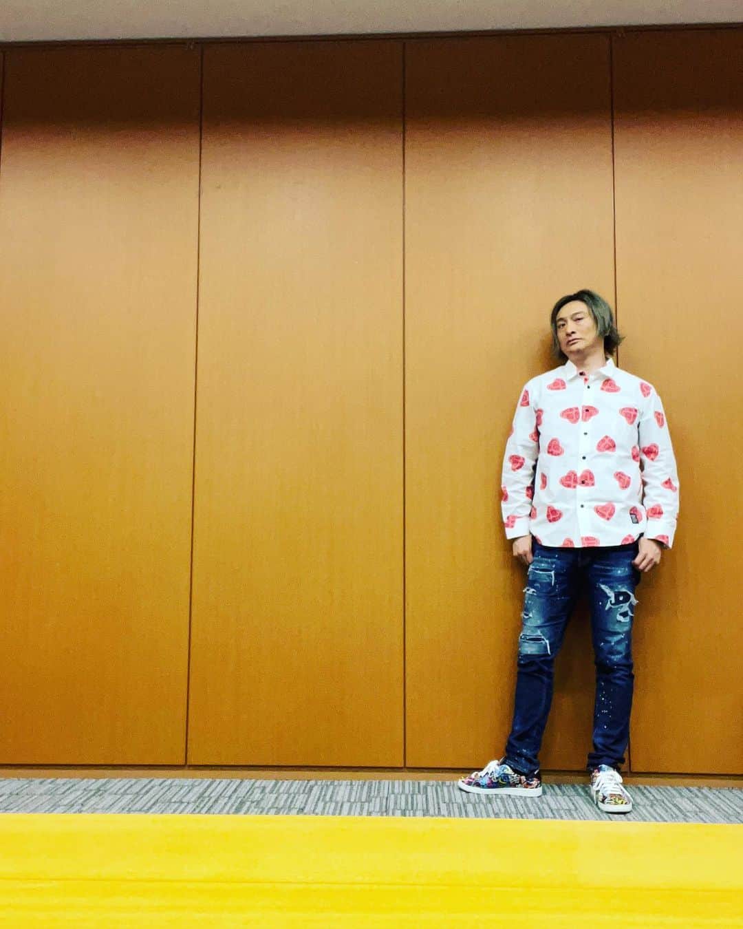 のインスタグラム：「この季節着るもの困りますなー💦昼暑いし夜寒いし  仕事のご依頼はインスタのDMでお問合せください。  Twitterアカウント→　#jpmaesaka Twitterアカウントポケモン→#jp_pkmn YouTubeチャンネル→#モノマネモンスターJP TikTok→#monomamejp #challenger #名古屋 #寒暖差 #ハート #❤️ #ものまね代行世代 #ワイドナショー #JPさん #松本人志 #浜田雅功 #ダウンタウン #ものまね芸人 #松本人志ものまね #研音 #川島明ものまね #ラヴィット #滋賀芸人 #農業高校出身 #すべらない話 #IPPONグランプリ #ダウンタウンDX #酒のツマミになる話 #おはスタポケモン部 #ポケモン #しゃべくり007」
