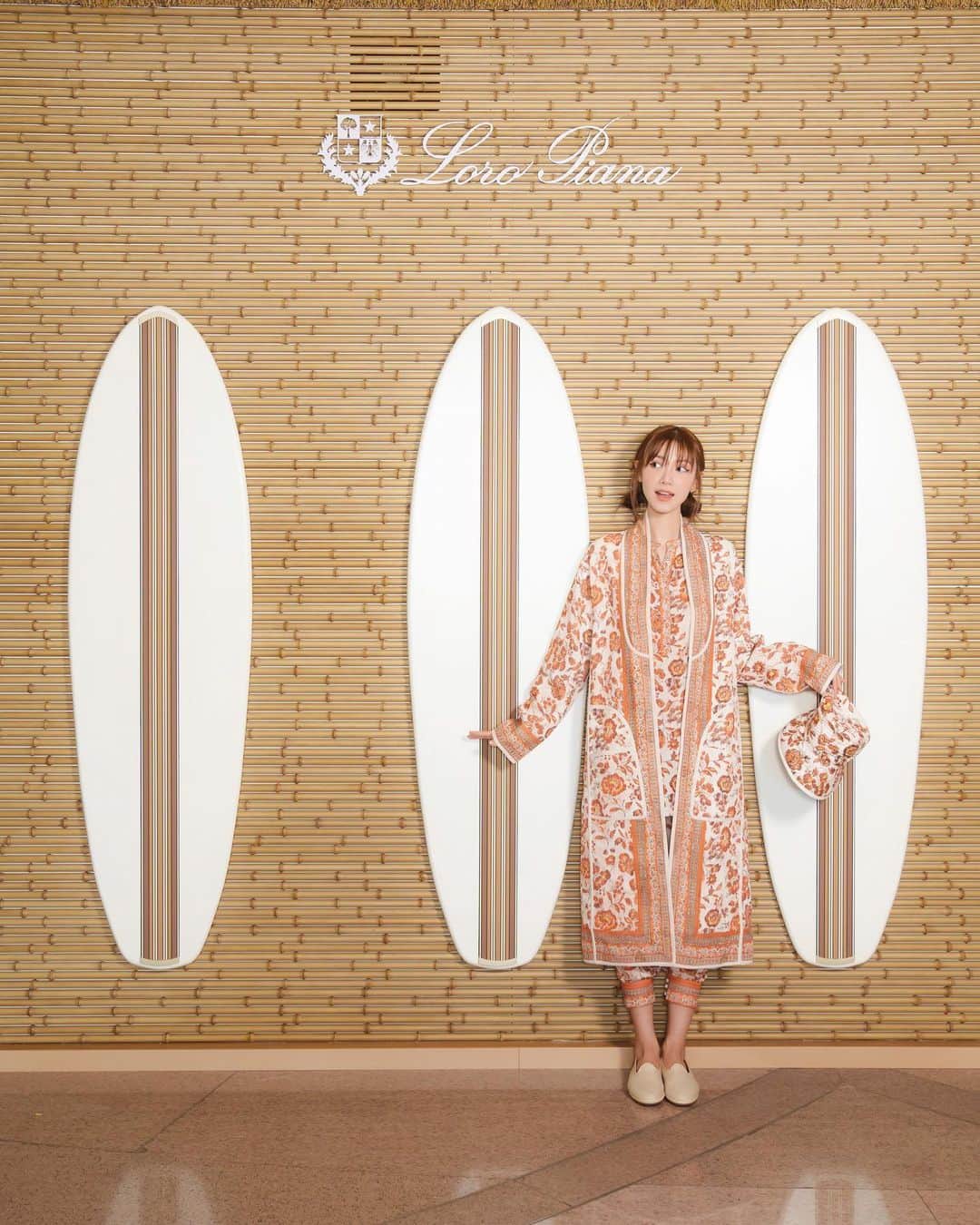 Elva Niのインスタグラム：「Summer is here !! ☀️ Loro Piana Summer Resort期間限定店也剛剛開幕啦🏖️ 店內都是全新2023春夏度假系列 是讓人沐浴在意式假日風情的氛圍  #LoroPianaResort #LoroPiana #HarbourCity @loropiana」