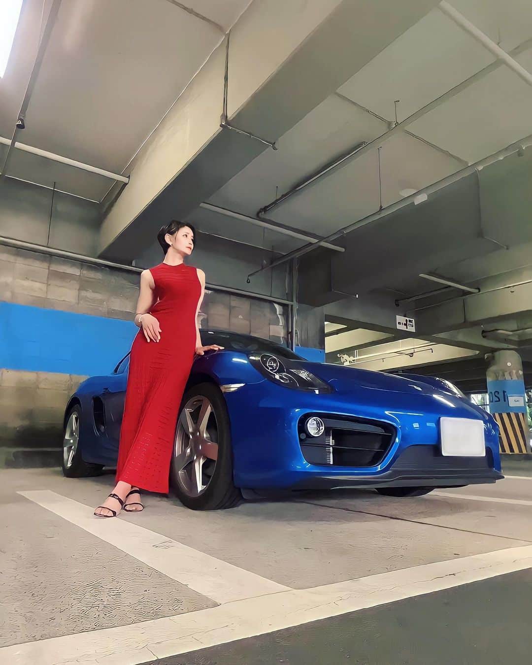 明里ともかのインスタグラム：「愛車と。 ・ ・ ・ #porche  #718cayman  #愛車」