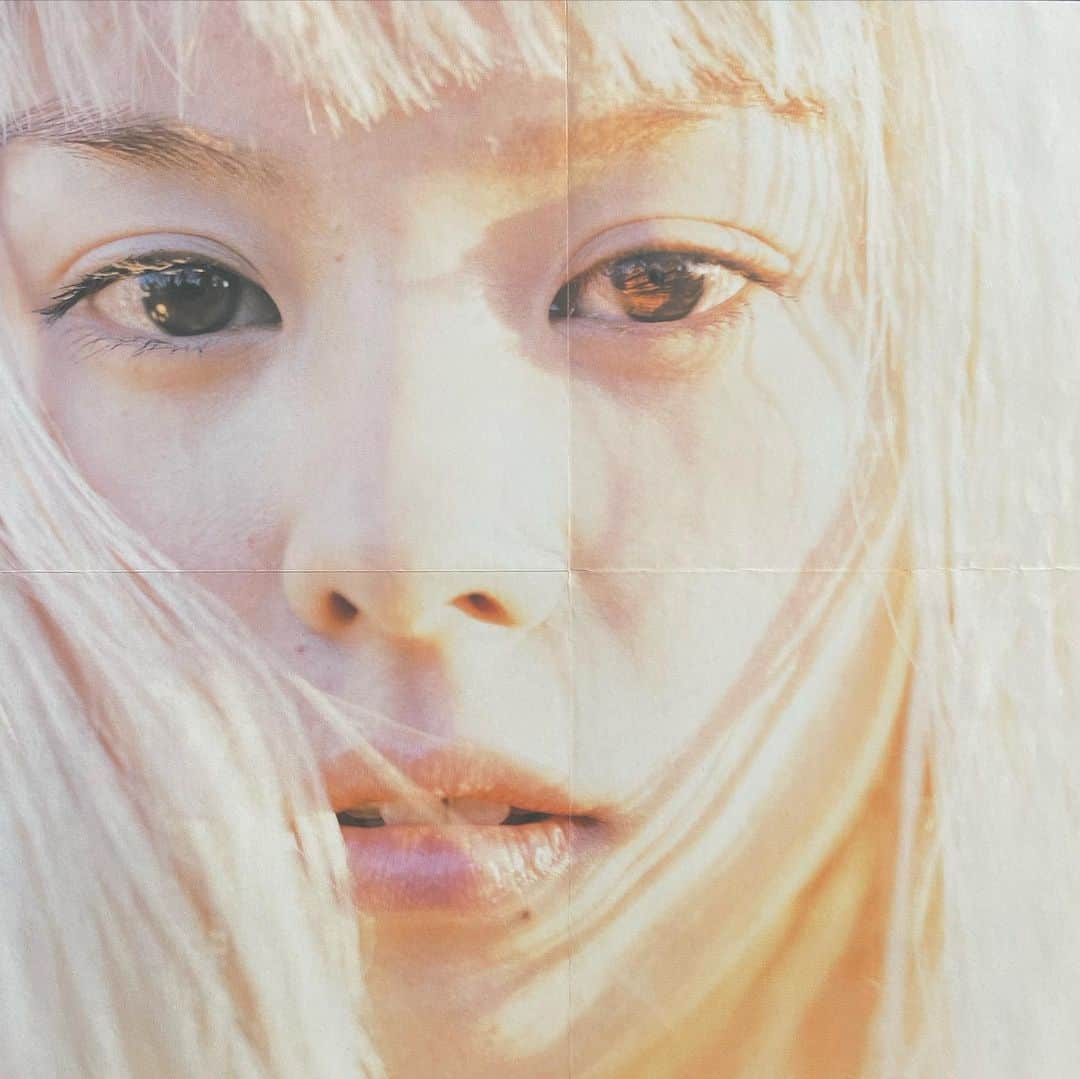 azumiのインスタグラム：「本日 2023.5.21 デビュー24年を迎えました  写真はデビュー曲『悲しいわがまま』のジャケ写になりそうだった幻の写真 最後の写真は、引っ越しの時に出てきたプロモーション用のカセット！ 今カセット流行ってるし、時代が一周？二周？した感じですね笑  今も昔も変わらず私の大きな存在である音楽 いつまでも歌えるように 25年目も応援よろしくお願いします🤲  #wyolica #azumi #悲しいわがまま #99年デビュー #大沢伸一プロデュース #金髪ロング #通り越して白髪」