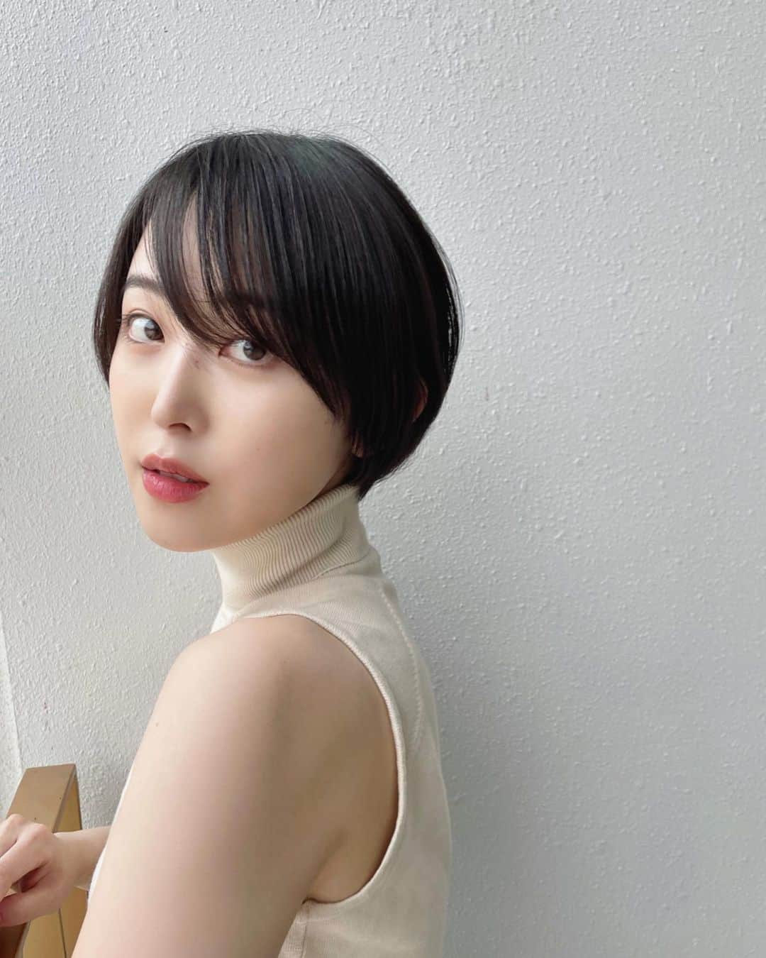 のインスタグラム：「ショートカットの好きなところ。 襟足で風をかんじる 帰り道 🌱  心が開けていくようで 足どりも軽くなります  長いこと髪を切ってもらってる @tendo_iki  いつもありがとう！  すっきりしたよ〜♪ どうかな？  @iki_omotesando #ショートカット #黒髪ショート」