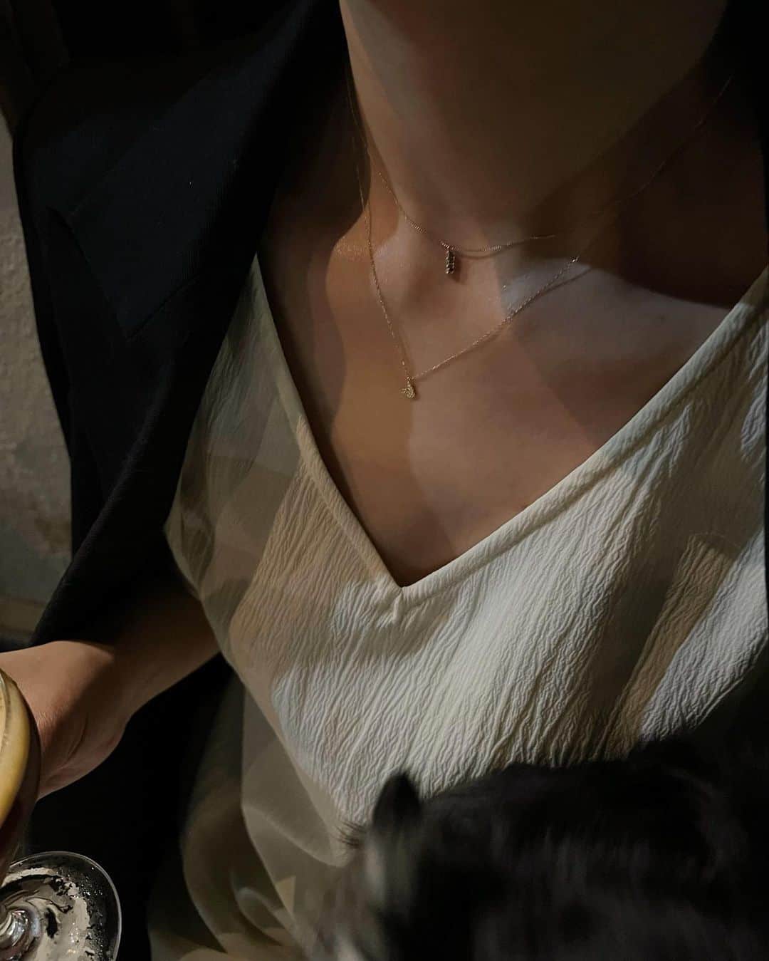 izu（出岡美咲）さんのインスタグラム写真 - (izu（出岡美咲）Instagram)「BLACK ROSE& ESPRESSO MARTINI🍸  #blackrose #espressomartini #fuglen #fuglentokyo #tokyonight #jewelry #LTANCHE」5月21日 13時58分 - izu_stagram