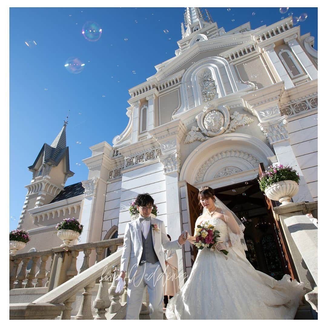 fino_wedding【フィーノ公式】さんのインスタグラム写真 - (fino_wedding【フィーノ公式】Instagram)「【卒花嫁レポート】  家族との大切な時間  @esprit_de_nature_wedding   家族のみのシンプルな結婚式でしたが、チャペルや会場も贅沢な演出を楽しみました。  🤍ウエディングドレスはクリスマスシーズンに合わせて生クリームのデコレーションケーキのようにふわふわな雰囲気の可愛いドレスを。  🤎カラードレスは会場の雰囲気に合わせたアンティーク調のおしゃれなドレスを。  会場内もクリスマスディスプレイされてたので、気分も盛り上がり写真撮りも楽しかったです。  家族だけの結婚式だったので緊張もせずお料理も平らげて大満足でした笑❤️  #ファミリーウエディング  #家族結婚式  #家族写真  #クリスマスツリー  #クリスマスケーキ  #お料理  #美味しかった  #終始笑いっぱなし  #楽しい時間  #wedding #weddingdress  #weddingday  #アンティーク  #カラードレス  #ウエディングドレス  #完食  #頂きました  #ユニーク  #お茶目  #卒花嫁レポ  #親孝行  #家族の時間  #一生の思い出  #ありがとう」5月31日 20時20分 - fino_wedding