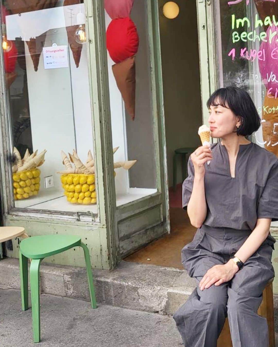 のインスタグラム：「ウィーンはやっと晴れました 晴れたら今度は真夏日☀️ 蚤の市の撮影へ。 蚤の市は大好き。いつかアンティークのバイヤーをやってみたい。 言霊だから言います。笑 なかなかハードスケジュールだけれど 良きチームだし、楽しい。 内容は、またお知らせしますね。 日曜日、日本を追いかけてスタートしました、良き日になりますように。 今日も楽しむよ。」