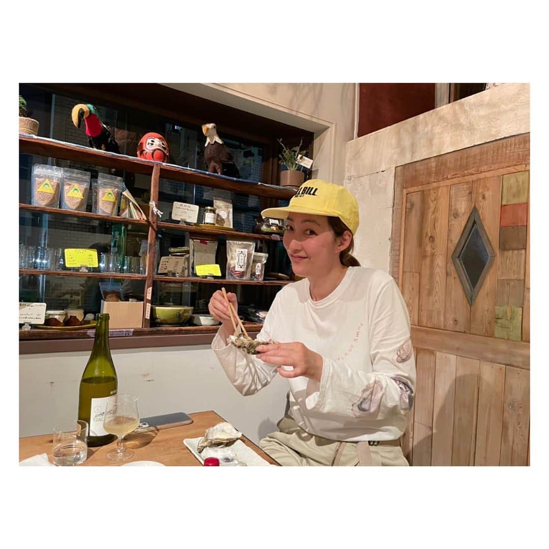 田辺あゆみのインスタグラム：「🫶 最近の、楽しかったり美味しかったりの記録。 ( @akejiii_  イン東京でやらかした感あり😎)  数年ぶりの与作にあらためて大感激🥹したり、  @keitamaruyama  の展示会に駆け込んでうっとりしたり、  どら焼きのために浅草行ったり。  そして牡蠣ロンT着てる日に最高の牡蠣が食べれたのは牡蠣好き牡蠣美としては鼻高々でした😌 #かれんちゃん🦪　#もちちゃんもいっしょ」