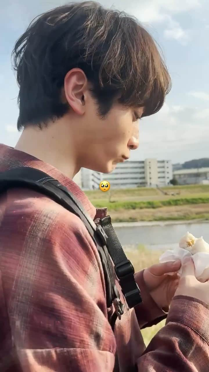 【公式】ペアーズ:恋愛マッチングサービスのインスタグラム：「無言の圧力🥺  #はんぶんこ #お散歩デート #お散歩日和 #本命ならペアーズ #まゆうた #小関裕太  #横田真悠 #マッチングアプリ」