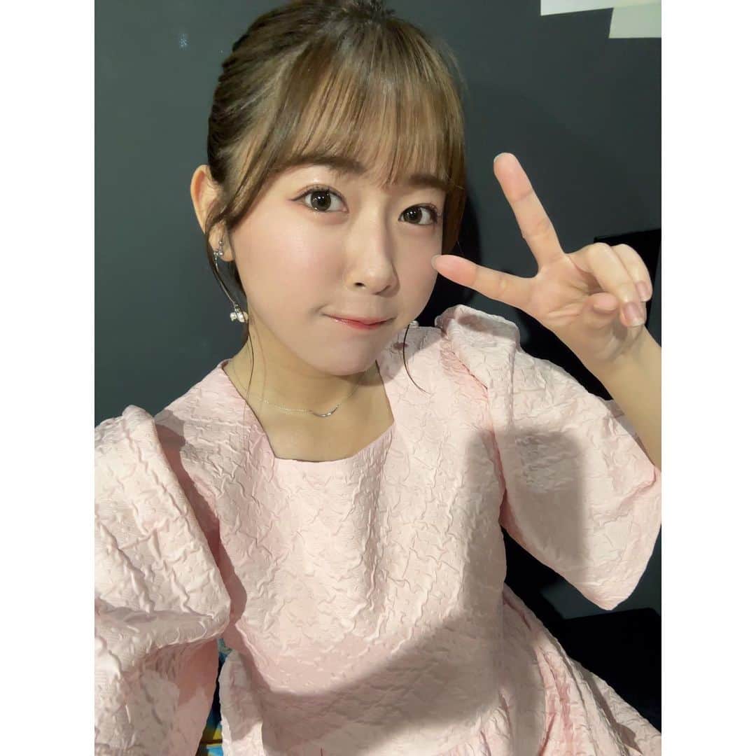 のインスタグラム：「先日 @emu_clinic_omotesando さんで美容医療を受けてきました👏 25歳すぎたくらいから将来の自分のために肌のための施術は定期的に何かしらやっています！ . 3枚目before（施術前） 4枚目after（施術直後） 5枚目施術中の様子👀 . 今回受けた施術 #ピコレーザー #ピコトーニング #ピコフラクショナル #ハイドラフェイシャル #エレクトロポレーション  盛りだくさんな最高メニュー😂 . #emuclinic #エミュクリニック #美容皮膚科 #美容医療」