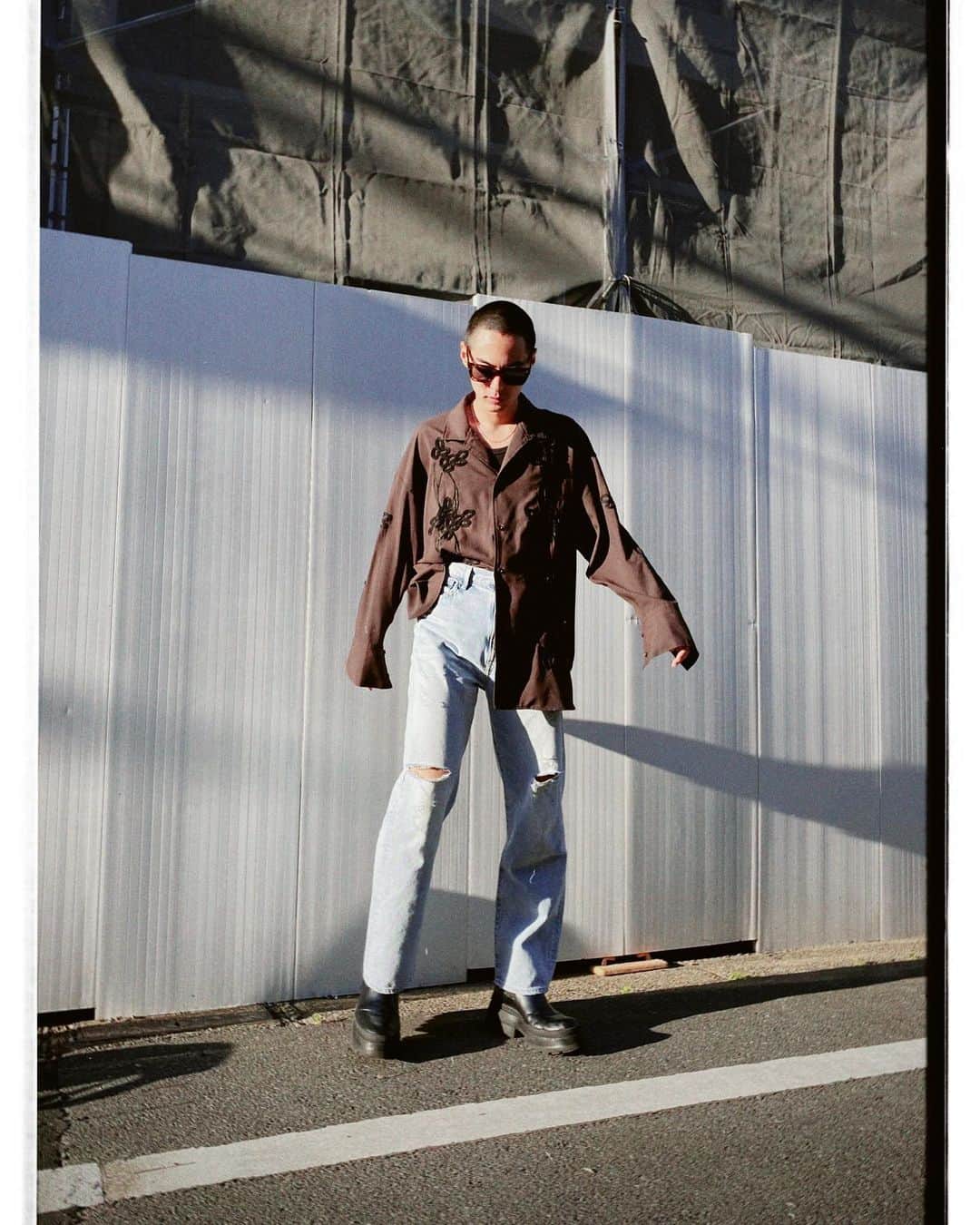 岩崎拓馬のインスタグラム：「👖👖👖👖 . . @needbyheritage   ハイウエストでベルトいらずの デニムはなかなかないから このフィット感はたまらん🫶❤️  ダメージの入り方も最高🥴  是非、お気に入りの一本みつけてみて👖🩵 . . #yourneedby #needbyheritage #needby #happytime」