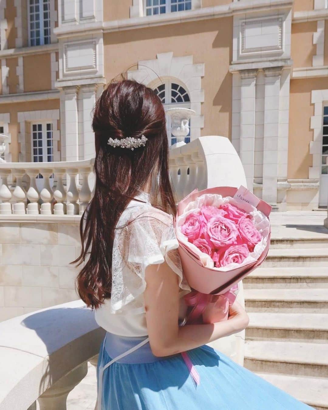 佐倉知里のインスタグラム：「ℝ𝕠𝕤𝕖 𝕓𝕠𝕦𝕢𝕦𝕖𝕥 🎀   花市場で一目惚れした青みピンクの姫かわいいバラ❁.*･ﾟ🪞 お友達へのプレゼントでバラのブーケを束ねました🤍 @cherifleur_   4枚目はミニ薔薇で作ったブーケ これもコロンとしててかわいい♡           #バラのブーケ#ピンクブーケ#韓国ブーケ#花束#お花屋さん」