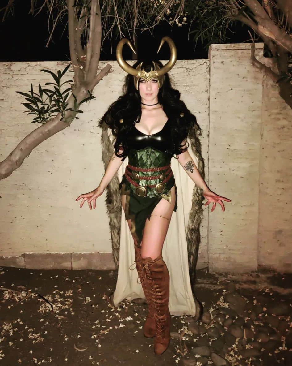 リンジー・エリースのインスタグラム：「Had a great time tonight at UwU Nights! Always love getting into mischief as Loki 🐍」