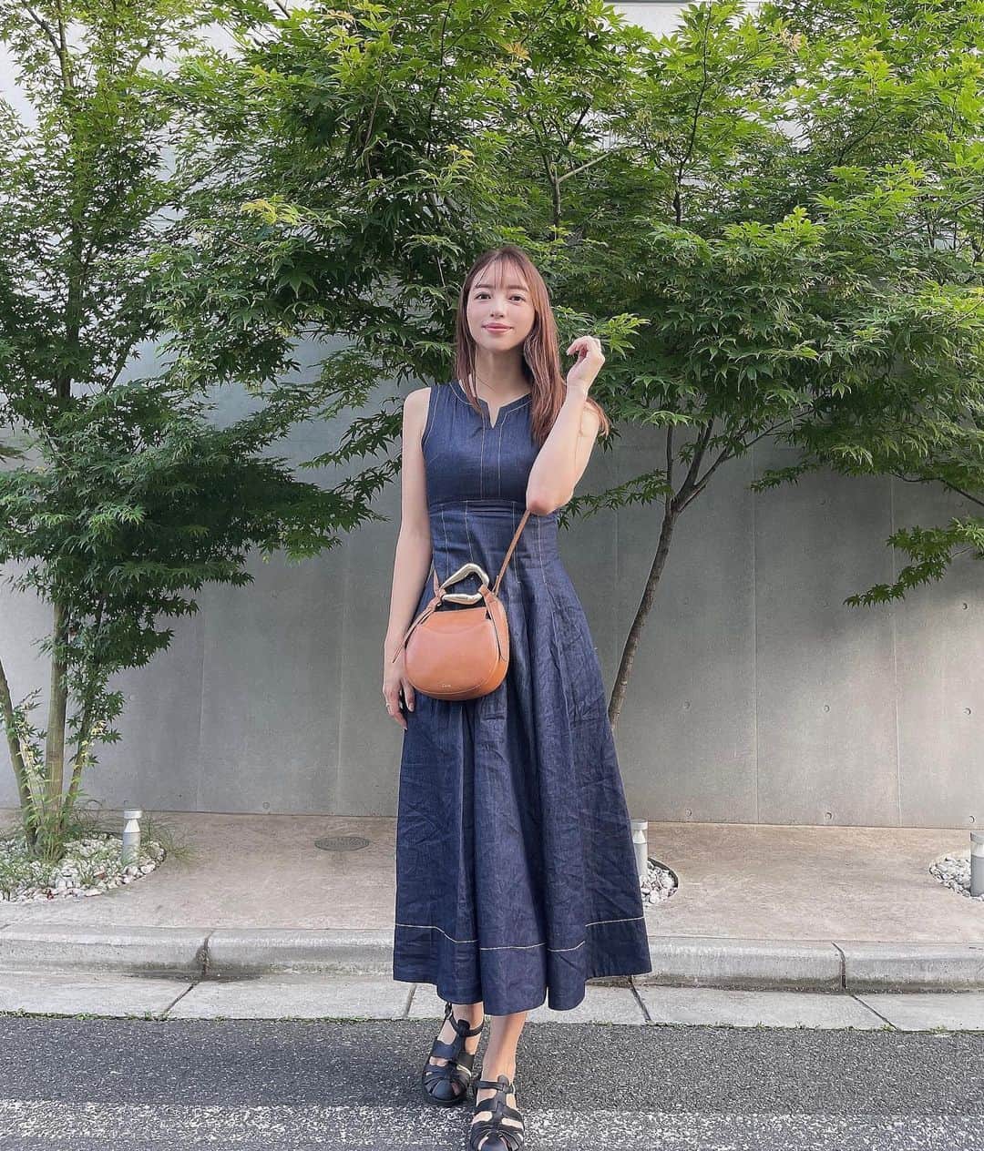 唯可（yuika）さんのインスタグラム写真 - (唯可（yuika）Instagram)「暑い日が続きますね😎  @mercuryduo_com  @mercuryduo_styling の デニムワンピース👗 前から見ても後ろから見ても可愛くて この夏絶対ヘビロテするやつ🫶  去年の夏は妊婦だったから 熱中症こわくて外ほとんど出てなかったけど今年は小さな社長(息子)とたくさんお出かけしたいわん🤍  #マーキュリーデュオ#デニムワンピ#ロングワンピ#夏コーデ#ママコーデ#高身長コーデ#長身コーデ#デニム#サンダル#サンダルコーデ#mercuryduo#pr」5月21日 14時22分 - yu.i.k.a