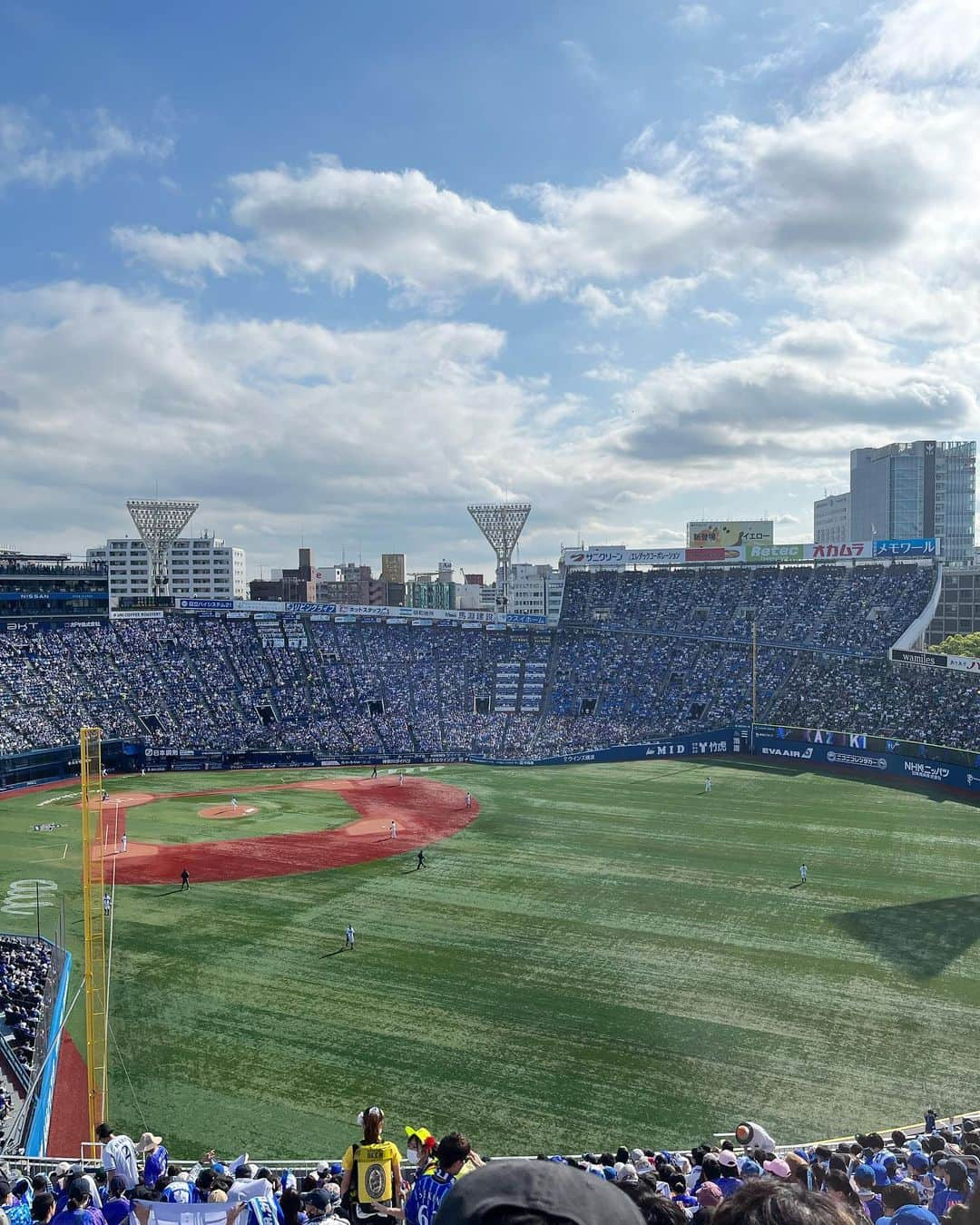 小林真琴さんのインスタグラム写真 - (小林真琴Instagram)「. 05/20 ⚾️ ハマスタで横浜 VS ヤクルト観戦！ ガールズフェスティバルだったので ユニフォームGETしました🫶🏻✨ ピンクがかわいい〜🩷  大きな空とスタジアムの景色がすごく好きなのです☁️ 雨かなと思ってたけど 晴れてくれてよかった😇✨ ↑帽子と日焼け止めを忘れたバカもの  昔から野球が好きなのですが 推しのチームが定まっていないので 来月は阪神ユニフォーム着る予定🐯（笑） にわかです🙇‍♀️  #横浜べイスターズ #DNAベイスターズ #野球 #プロ野球 #野球観戦 #ハマスタ #横浜スタジアム」5月21日 14時23分 - maccori1