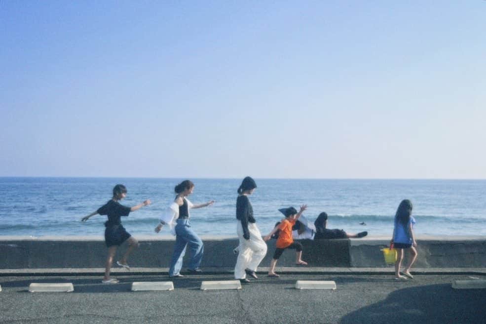 関根祥子のインスタグラム：「久しぶりに海へ…😌  あー笑った笑った。  仰け反るくらい笑えるって最高だなぁと写真みてふりかえり✨ 子供のエネルギーと火の神のエネルギーに満たされてた日でした🫶🥰 ありがとー」