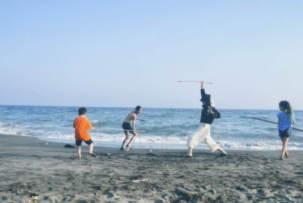 関根祥子さんのインスタグラム写真 - (関根祥子Instagram)「久しぶりに海へ…😌  あー笑った笑った。  仰け反るくらい笑えるって最高だなぁと写真みてふりかえり✨ 子供のエネルギーと火の神のエネルギーに満たされてた日でした🫶🥰 ありがとー」5月21日 14時34分 - mojonail_shokosekine
