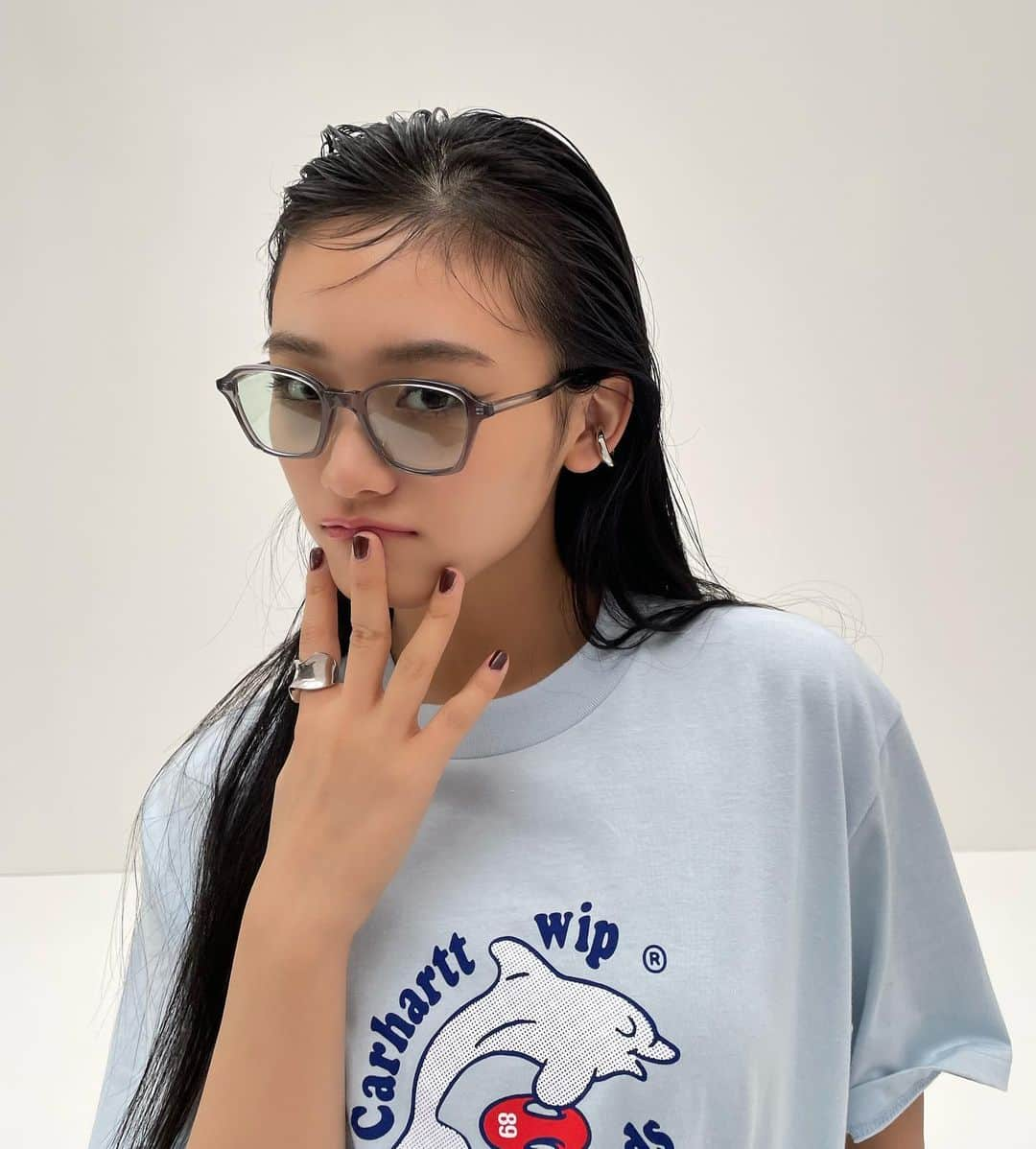 ViViさんのインスタグラム写真 - (ViViInstagram)「ViVi6月号 「天ちゃんのTシャツでシャレてる女の子」企画より 天ちゃんのオフショット動画をお届けします🤍  今日みたいな暖かい日は Tシャツとサングラスでハンサムに 決めたい気分👕💙 ボトムもつなぎやスラックスなど メンズライクで合わせるとより クールに◎ 詳しいアイテムの情報は 誌面からチェックしてみてね😘  #vivi #vivi6月号 #山﨑天 #天ちゃん #櫻坂46 #櫻坂 #オフショット #オフショットムービー #tシャツ #tシャツコーデ #tシャツデザイン #半袖コーデ #半袖トップス #カラーtシャツ #水色コーデ #カラーコーディネート #ロゴｔシャツ #サングラスコーデ #メンズライクファッション #夏ファッション #夏ファッションコーデ #夏コーディネート #夏服コーディネート」5月21日 14時43分 - vivi_mag_official