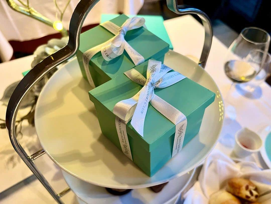 肥田佳菜子さんのインスタグラム写真 - (肥田佳菜子Instagram)「Tiffanyアフタヌーンティー🫖🩵 #tiffanyafternoontea #ティファニーアフタヌーンティー #ozzio #ベイコート #東京ベイコート倶楽部 #お台場 #有明　#アフタヌーンティー #afternoon #ティファニー #tiffany」5月21日 14時43分 - hdknk87