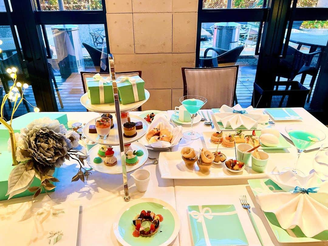 肥田佳菜子さんのインスタグラム写真 - (肥田佳菜子Instagram)「Tiffanyアフタヌーンティー🫖🩵 #tiffanyafternoontea #ティファニーアフタヌーンティー #ozzio #ベイコート #東京ベイコート倶楽部 #お台場 #有明　#アフタヌーンティー #afternoon #ティファニー #tiffany」5月21日 14時43分 - hdknk87