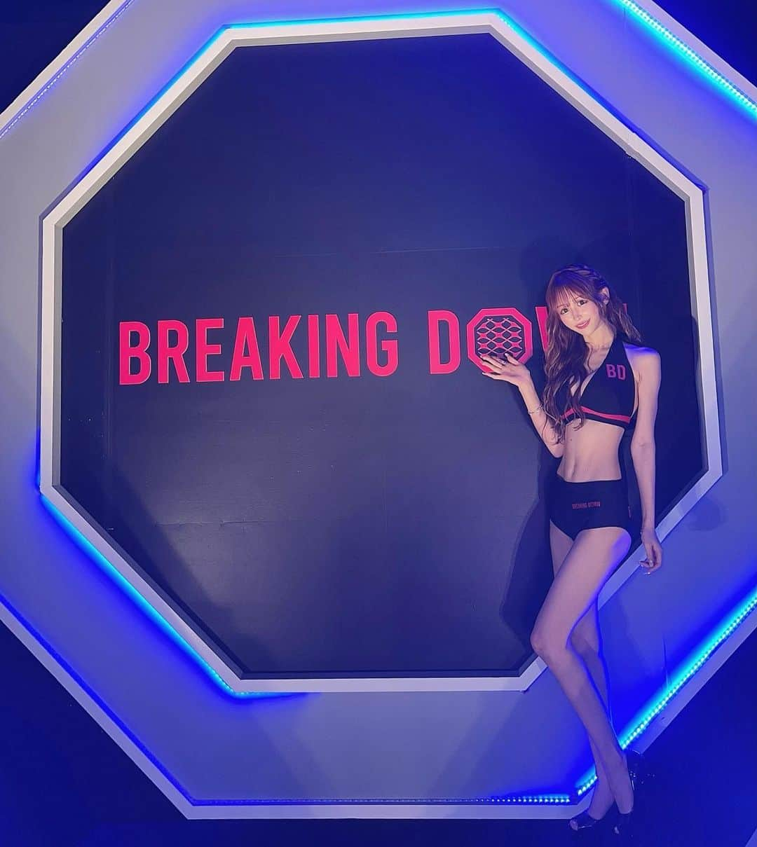 浦西ひかるさんのインスタグラム写真 - (浦西ひかるInstagram)「【ご報告】　  breakingdown girl になりました。 初めての大会breakingdown8。  選手入場の大きな看板の前で撮らせていただきました♡  初めての機会で、選んでいただいてとても嬉しいです😊  ますます体型管理頑張ろうと思えるお仕事、、！！ 最近ちょっとだけ増えたりしてた体重も当日までにしっかり戻して、167.5cm41.5kg。  勝手に自分との戦いします。😂  #breakingdawn #breakingdown8」5月21日 14時36分 - uranishihikaru