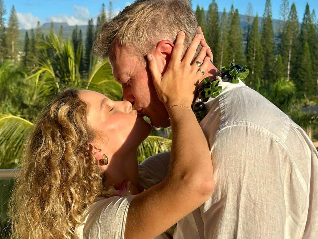 カイル・ニューマンさんのインスタグラム写真 - (カイル・ニューマンInstagram)「Cynthia and I got married in Hawaii! We had a very intimate spiritual ceremony with the boys present. It was as beautiful as I could have ever imagined. I am so thankful for her and her love. We can’t wait to do something bigger in the near future to properly celebrate with all of our loved ones. #aloha」5月21日 14時38分 - kyle_newman