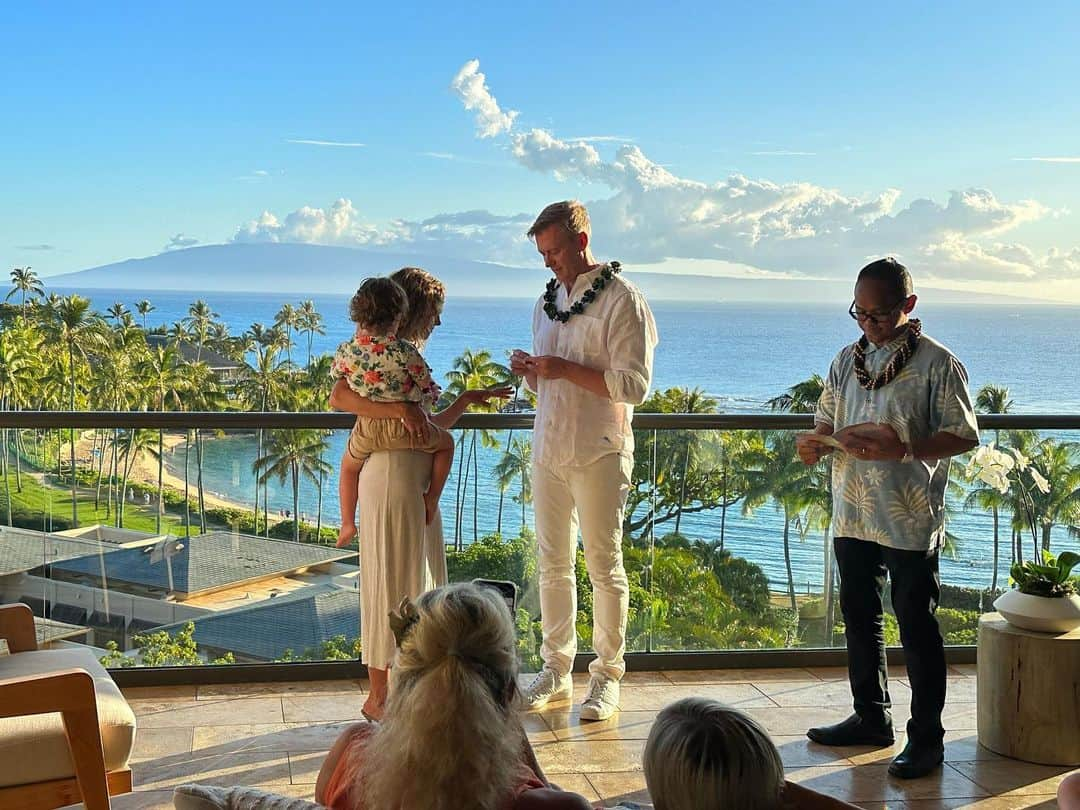 カイル・ニューマンさんのインスタグラム写真 - (カイル・ニューマンInstagram)「Cynthia and I got married in Hawaii! We had a very intimate spiritual ceremony with the boys present. It was as beautiful as I could have ever imagined. I am so thankful for her and her love. We can’t wait to do something bigger in the near future to properly celebrate with all of our loved ones. #aloha」5月21日 14時38分 - kyle_newman