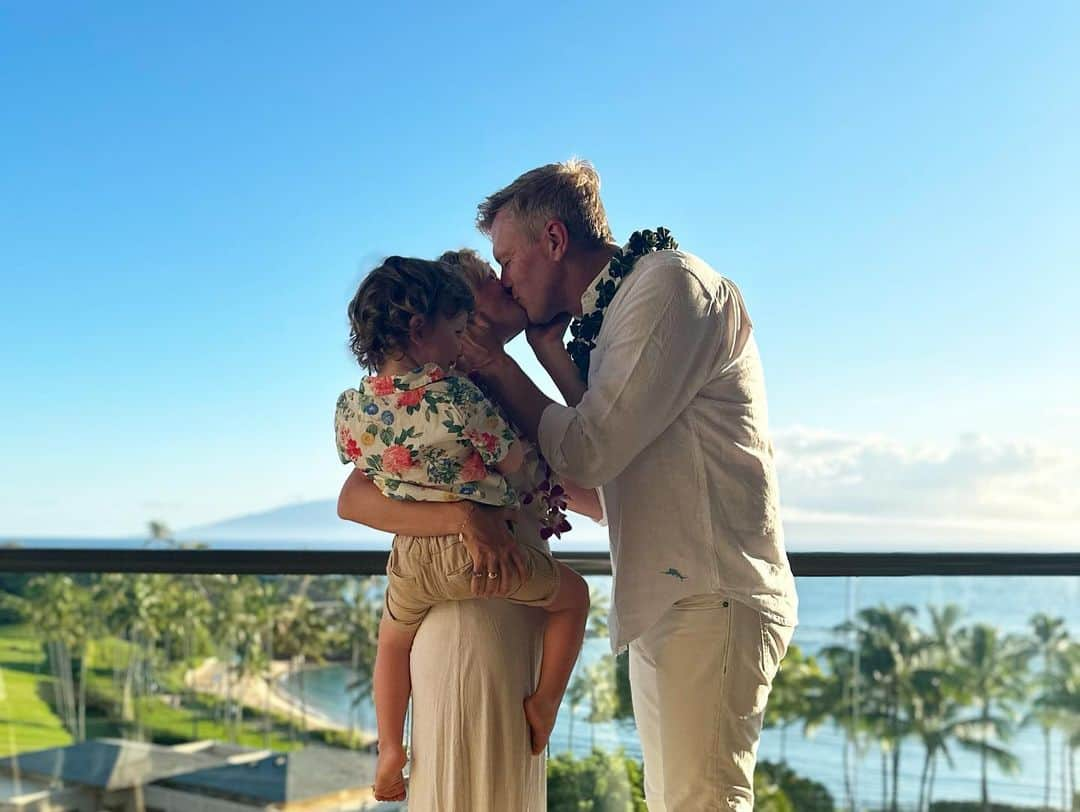 カイル・ニューマンさんのインスタグラム写真 - (カイル・ニューマンInstagram)「Cynthia and I got married in Hawaii! We had a very intimate spiritual ceremony with the boys present. It was as beautiful as I could have ever imagined. I am so thankful for her and her love. We can’t wait to do something bigger in the near future to properly celebrate with all of our loved ones. #aloha」5月21日 14時38分 - kyle_newman