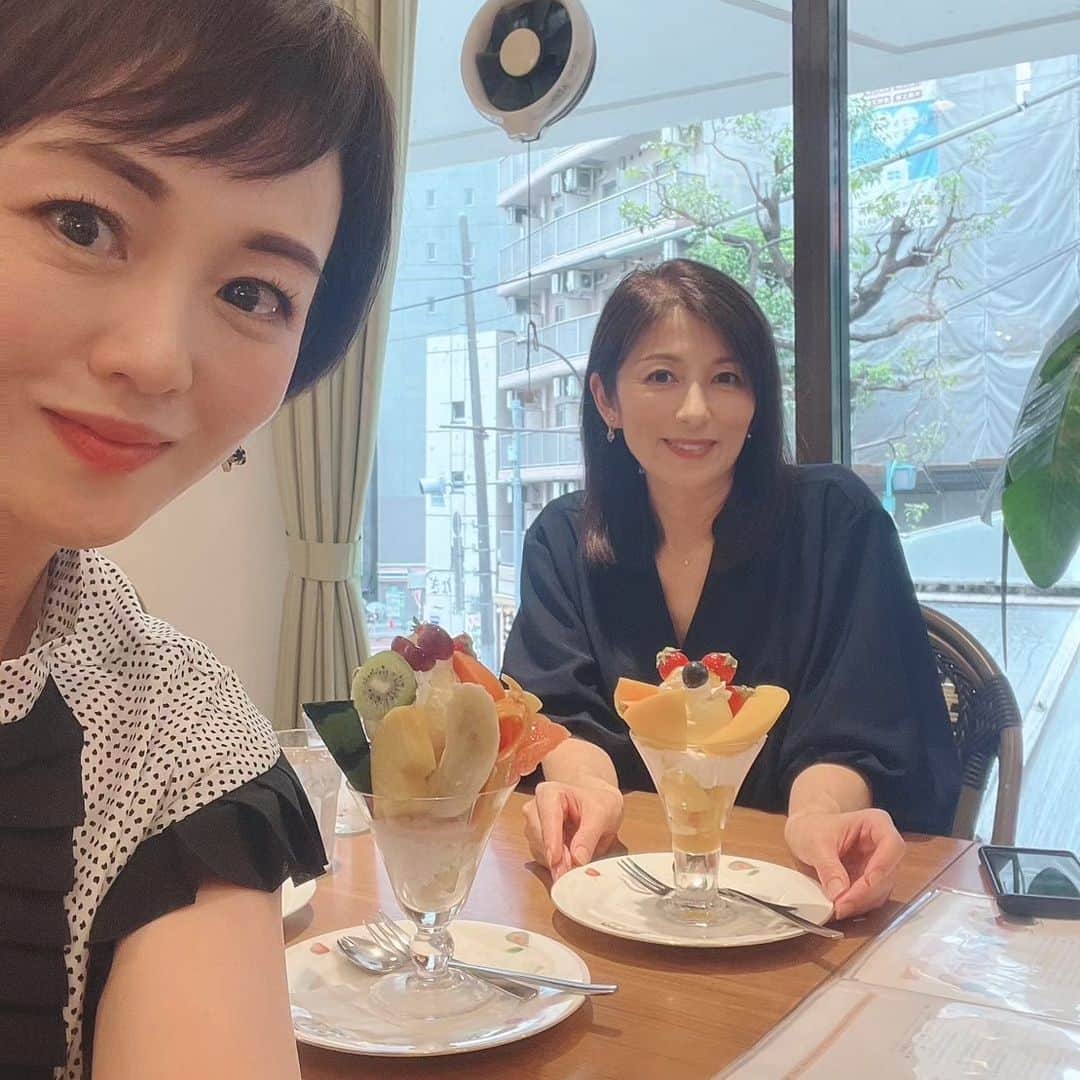 中田有紀のインスタグラム：「久しぶりに中島静佳ちゃんと会いました🐤 パン屋さんでモーニングをして、その後場所を移してフルーツパーラーへ🍓 誕生日祝いでパフェをご馳走してくれるというので、お言葉に甘えちゃいました😆 #中島静佳 ちゃん #パフェ #ありがとう」