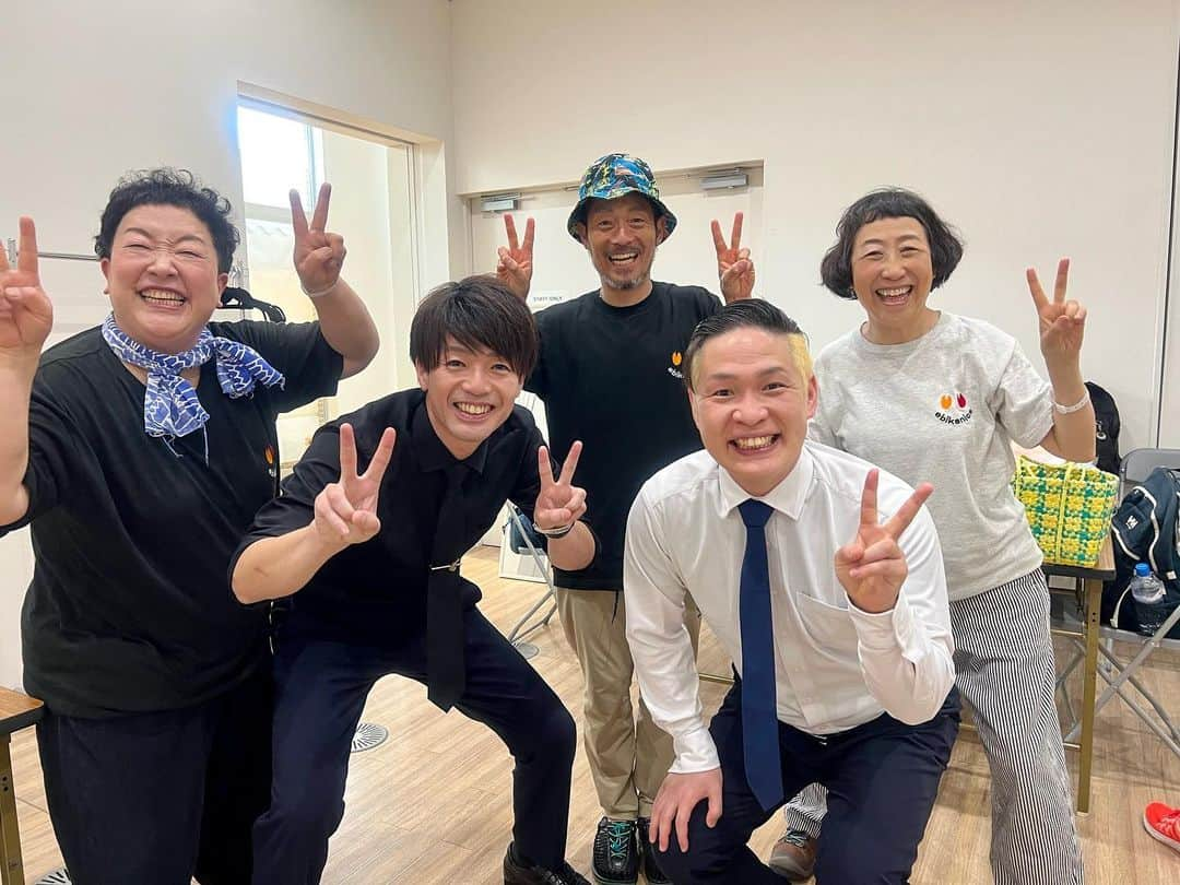 辻井亮平さんのインスタグラム写真 - (辻井亮平Instagram)「ケロポンズさんと福田りゅうぞうさんと！  ケロポンズさんが、  『一緒に写真撮りましょうよ！！』  って近づいてくれた！  ただアイロンヘッドの事は全く知らんらしい！！  とりあえずおるやつと撮れたら何でもよかったんかもしれん！🤣  でもアイロヘッドのステージも見に来てくれてたみたい！  優しいぃ〜！  またどこかでお会い出来ますことを！  #ケロポンズアンド福田りゅうぞう #お三方のステージ #子供発狂してた #マジ盛り上がりすげかった 、、、！ #アコチル #山さん」5月21日 14時50分 - aironhed_tsujii