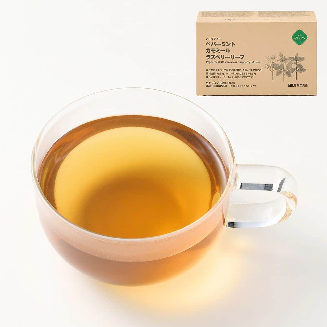 無印良品さんのインスタグラム写真 - (無印良品Instagram)「5月21日は「国際お茶の日」 - 500 種類以上のハーブが育つリトアニア。 殺菌作用があるハーブティーをたっぷり飲んで体をあたため、ゆっくり休む習慣が受け継がれているそうです。 お茶が生活に深く根づくリトアニアの原料をベースに、ハーブ自体の味わいをしっかりと感じられるハーブティーをつくりました。  ペパーミントのすっきりとした香りや、ローズヒップのフルーティーな香りは、仕事や勉強中の気分転換にぴったり。 ノンカフェインなので、飲む時間を選びません。  少量のお湯で濃いめに淹れた後、たっぷりの氷を加えると、ハーブの爽やかさがより引き立つアイスティーに。 だんだんと暑さが増す、これからの季節におすすめです。  疲れたときは、ティータイムで一息を。 - #無印良品 #MUJI #お茶 #ハーブティー」5月21日 15時00分 - muji_global