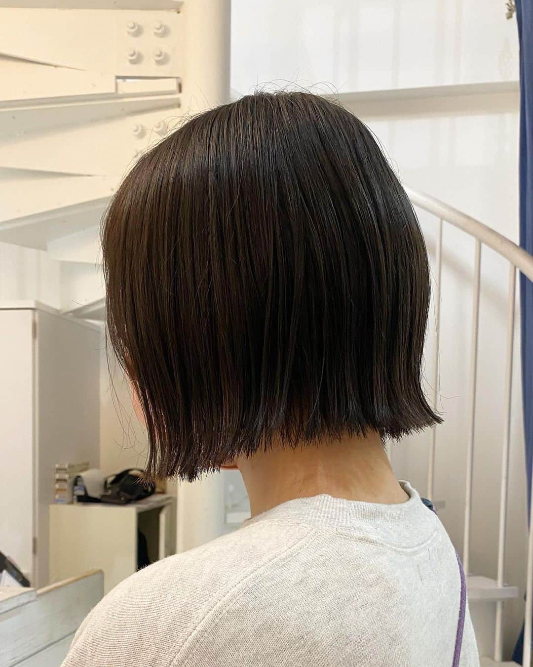 F. 梅田・中崎町エリアにある 美容室のインスタグラム：「.  人気の切りっぱなしボブ！  【２０２3年 美容学校卒業見込み 新卒生募集】  美容学生さん必見！お気軽にDMください📩  \ ナチュラル /  で " 可愛い "  かつ " おしゃれ "  それを求めて来てくださるお客様一人一人に合わせ 更に もっと可愛い 綺麗を 提供します  そして スタッフ共々 日々成長 でき 高め合える環境が整っています  F. 本店 @f.hair_and_relaxation 📞 06-6147-8827  就職担当 武末(タケマツ) @f_takematsu_natsuki  lole. @lole_1101 📞 06-6476-8511  就職担当 橋本(ハシモト) @f.___chiho  代表 畠中(ハタナカ) @f.hataken」