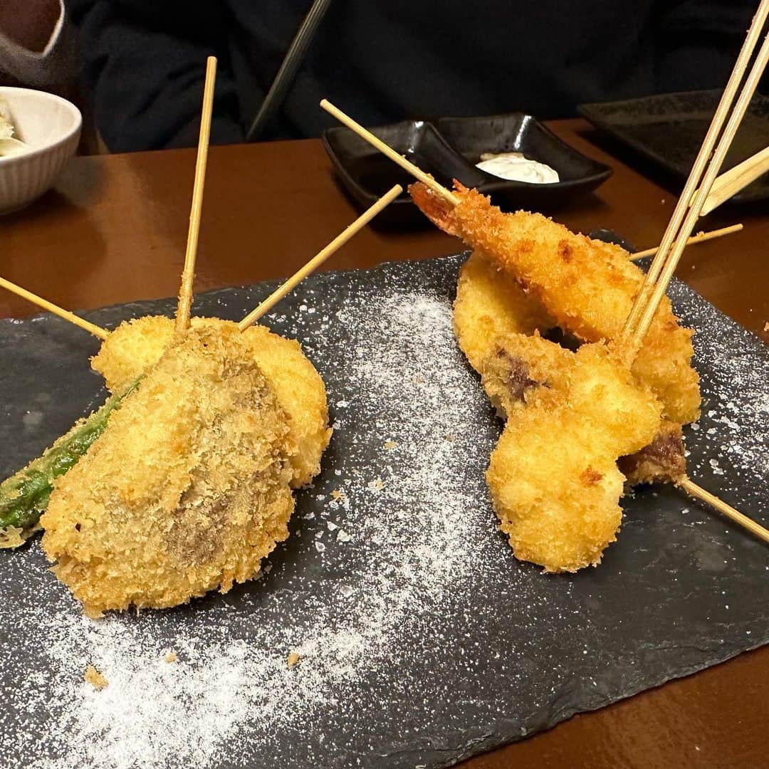 岡本安代のインスタグラム：「【串カツでスマイルin大阪】  大阪で串カツを頂きました！ とっても美味しかった！ 串カツ自体も美味しいけれど、スマイルママのカマちゃんと頂く串カツはまた格別！  カマちゃんは、舞台CHICACOの東京公演も、大阪公演も来てくれたー！ ありがた過ぎるし、嬉し過ぎる！！  遠いのに、迷いなく速攻で駆けつけてくれたこのご恩と愛を、ヤスヨは一生忘れませんからーー！(；ω；)！  大阪と東京の両方をヤスヨを見届けてくれたのが、両親と夫と親友ハヤっさん、そして、カマちゃん！  もはや家族のようにいろんなことを分かち合えるし、親友みたいにいろんなことを語り合える数少ない存在！  劇中のお花までありがとう〜😭共演者でもあるような心強い存在！  妹さんともたくさんお話できて、楽しかった！  いつもわくわくをありがとう❤️  そんな大好きなカマちゃんが、鹿児島に来てくれるなんて夢のよう！  ヤスヨちゃんといっしょをカマちゃんといっしょにお届け出来る幸せ！ ５月２８日（日）いよいよだー！ 絶賛お申込受付中です！  https://smilemama.jp/?p=24533  すでにお申込み頂いている皆さん！ ありがとうございます〜！ めちゃくちゃ楽しみにしてます！ 気をつけてお越し下さいね！！  #走り続ける岡本家 #５人の子育てママウンサー  #岡本安代 #アナウンサーから女優へ #ヤスヨちゃんといっしょ  #スマイルママ #カマちゃん」