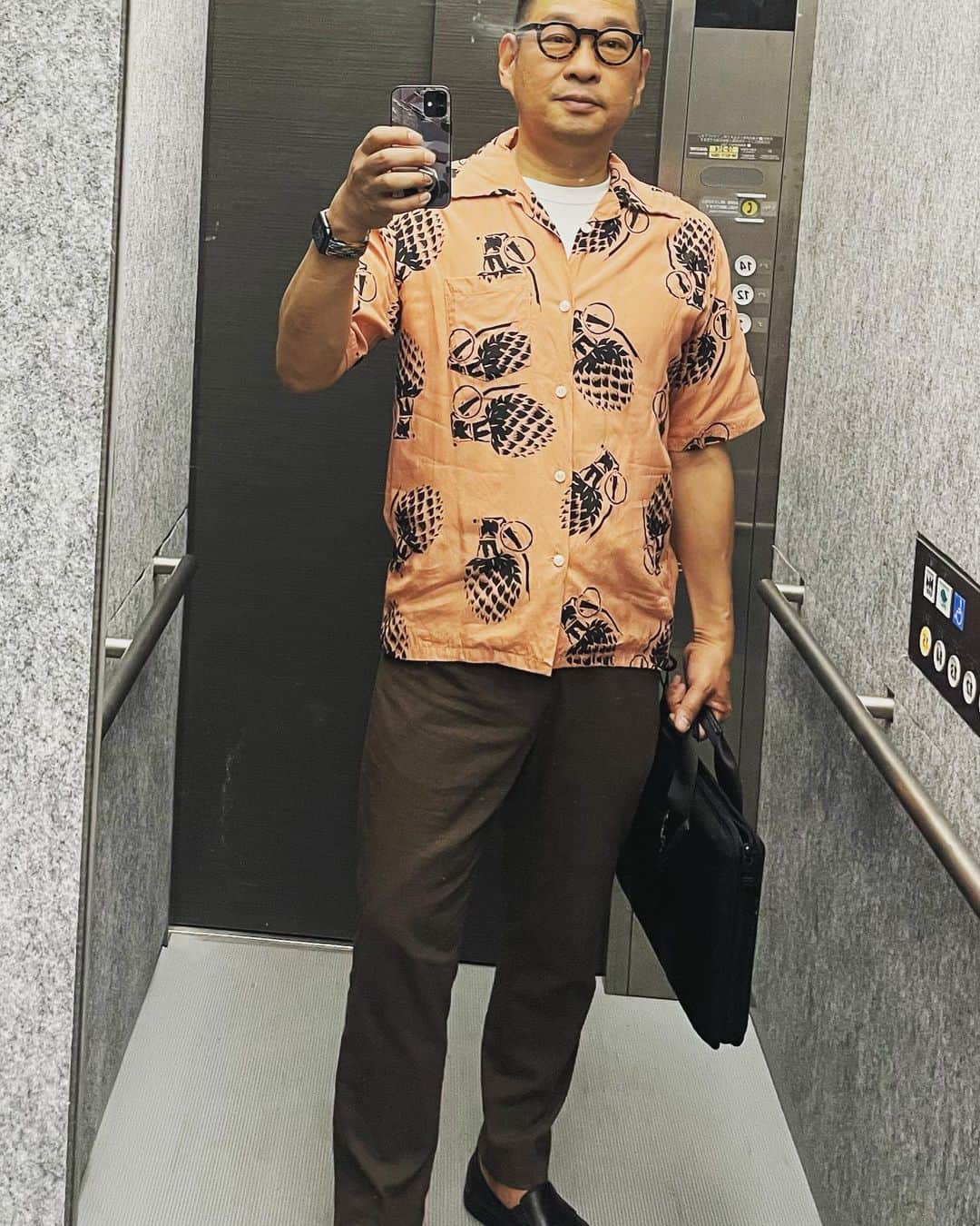 桂かい枝のインスタグラム：「かりゆし観光の営業マン風  #ファッション #アロハシャツ」