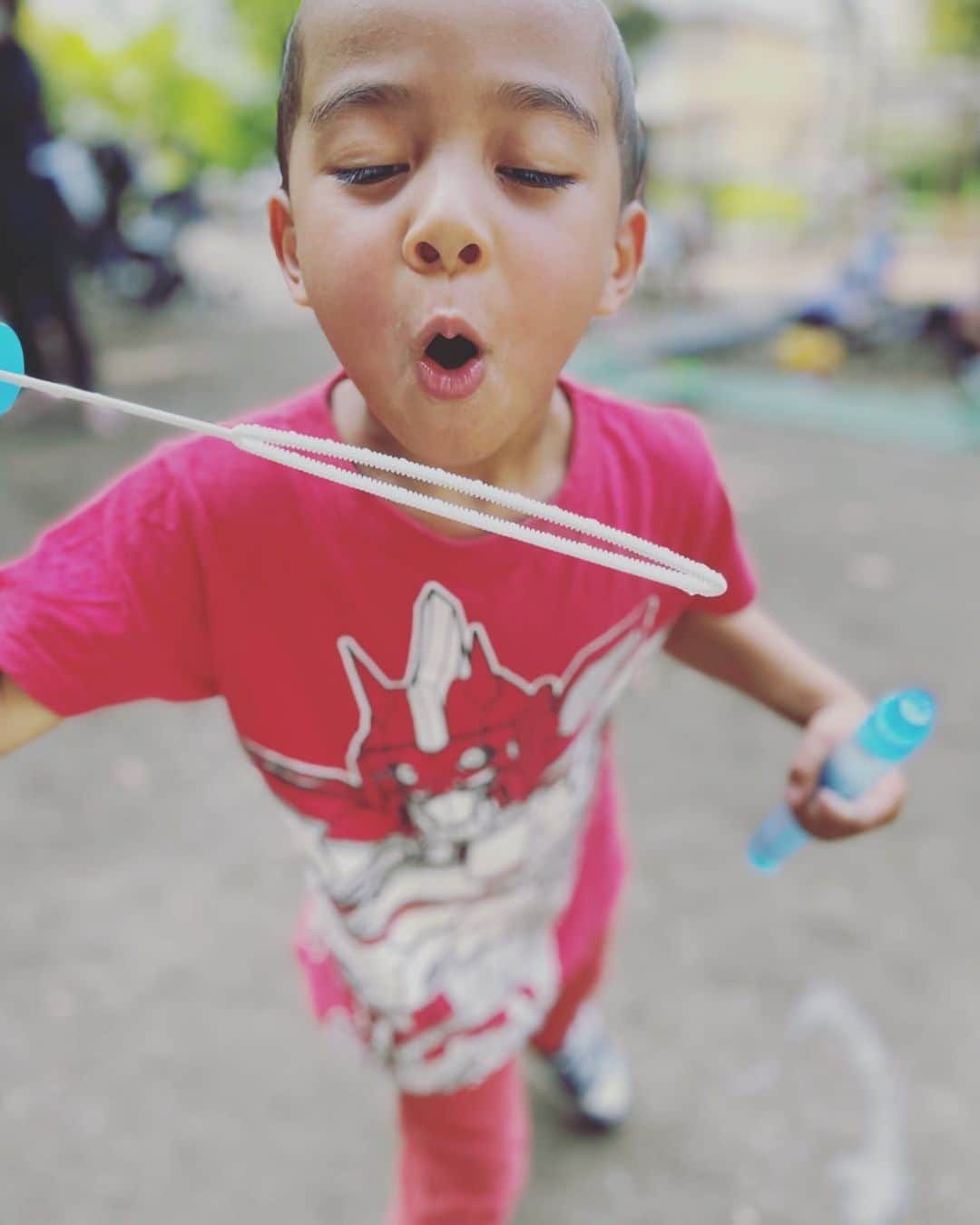 のインスタグラム：「Son’s back!   息子帰国4日目。まだまだほとんど英語。でも今回は、日本語で話しかけると日本語で返ってきます。去年は何を言っても英語一本でした。これはバイリンガルに育ってきてるってことかな？w  暑いけどまだ湿気のないいい天気ですね。」