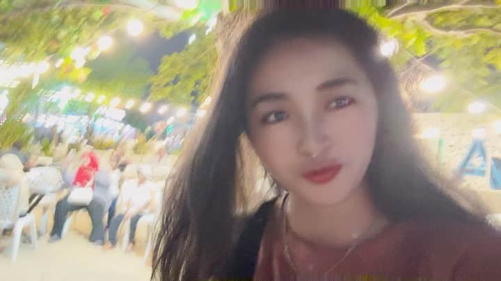 のインスタグラム：「ビーチで火のShow🔥  色んな国で必ずと言っていいほどやってるから 何回も見たことあるけど、 これ、何回見ても凄いよね🔥🔥🔥  ショッピングセンターにふらっと寄ったら←スタバです。  マレーシアの伝統楽器ガムラン演奏中☝🏿  音楽ってどこの国に行っても必ずこうして生活の中に溢れていて、なくてはならない物なんだなぁって海外行くとよく思う🤔  ガムランは優しい音色なんだけど、やっぱり南国感もあって、 旅行気分を盛り上げてくれました✨  #Malaysia #伝統楽器 #ガムラン #パンタイチェナン #YUA」