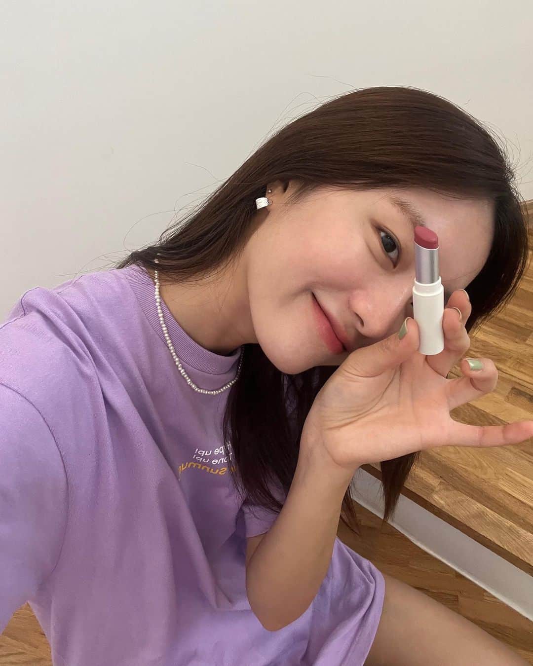 イ・ハウンのインスタグラム：「매번 멜로우 코코베이지 코지로즈 이렇게 번갈아가며 원픽이 바뀌는데 지금은 코지로즈랑 루티나 시즌. 여름이 오고 있긴 한가보다!🍉🍑  @oenir_official」