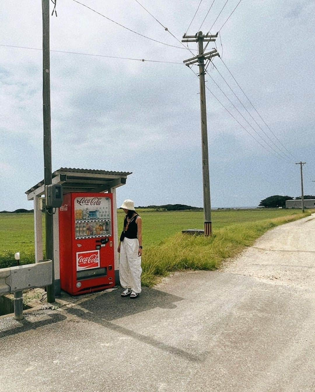 山崎あおいさんのインスタグラム写真 - (山崎あおいInstagram)「年越しで行ったばかりですが、また、石垣島および波照間島に行ってきました。航空券のセール価格が一律だと、なるべく遠くへ行ったほうがコスパ良いんじゃないか？！となってしまうものです。  友達とワーケーションするつもりで行きましたが、結局オンラインの打ち合わせと歌詞を少し書いたりしただけで、ほとんど遊んでしまった（想定内！）。そしてなぜか左肩だけめちゃくちゃ日に焼けた。  まあでも、締め切り終わってから来たし！帰ったら一層頑張るし！  よい旅でした🫶（友達は先に帰ってしまったので、今日は一人で石垣散策をします。ひとり石垣牛焼肉でもしようかな。）」5月21日 15時37分 - yamazaki_aoi