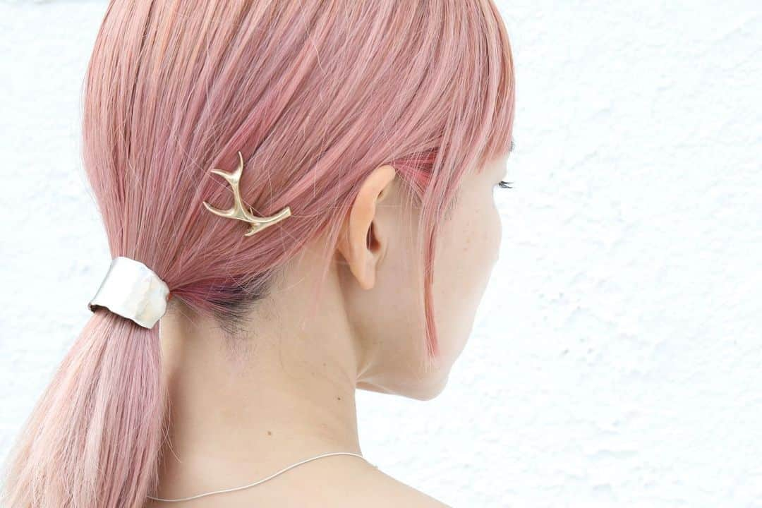 PLUIEさんのインスタグラム写真 - (PLUIEInstagram)「. ANTLER CLIP  silver,champagne  ¥16,500(tax in)  2023.05.26(fri)  PLUIE直営店、各地域催事場、オンラインストアにて予約販売開始。  @pluiehair @pluietokyo @pluie.homme @pluie_us」5月21日 15時37分 - pluiehair